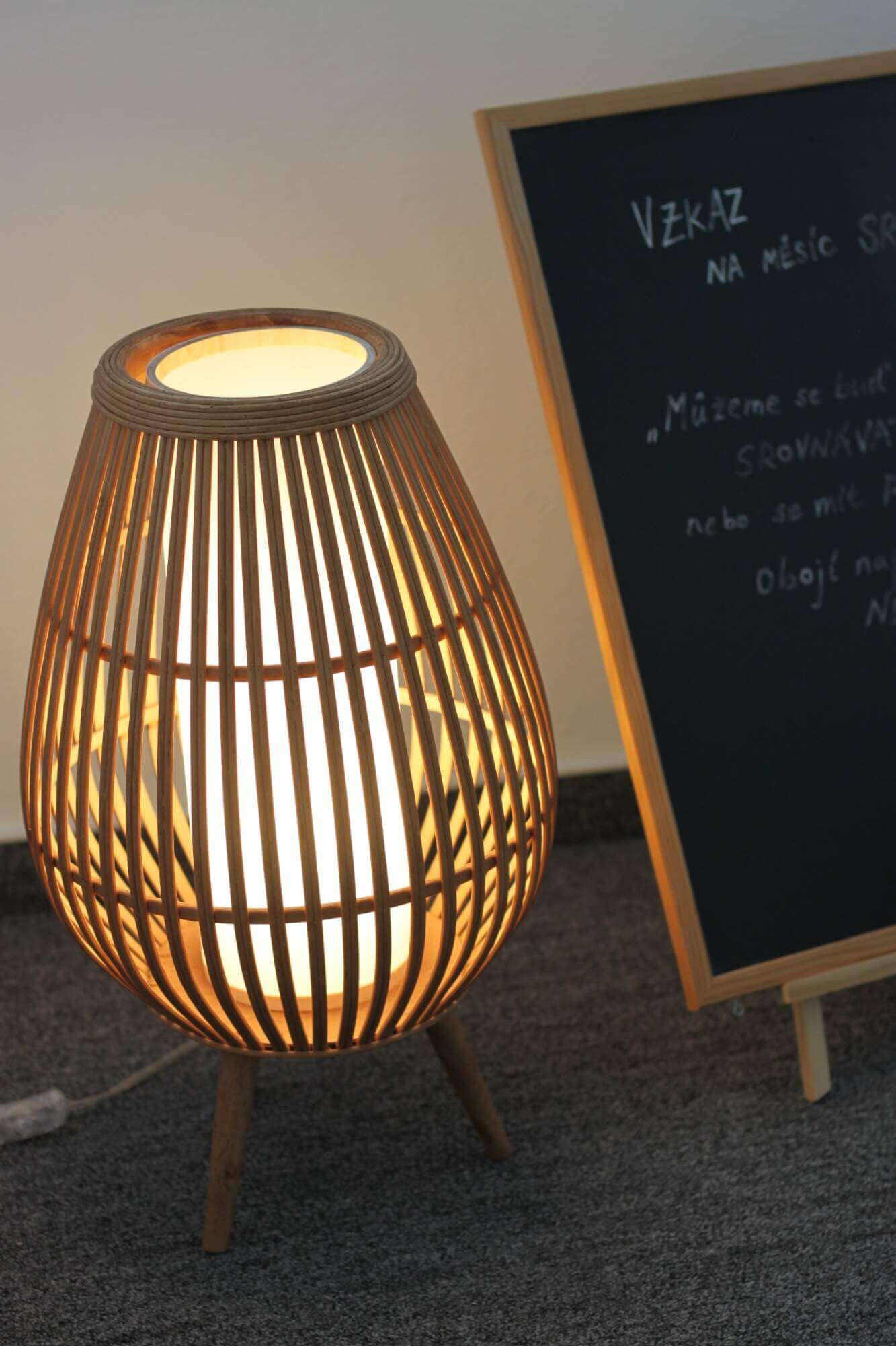 Tabule s bambusovou lampou